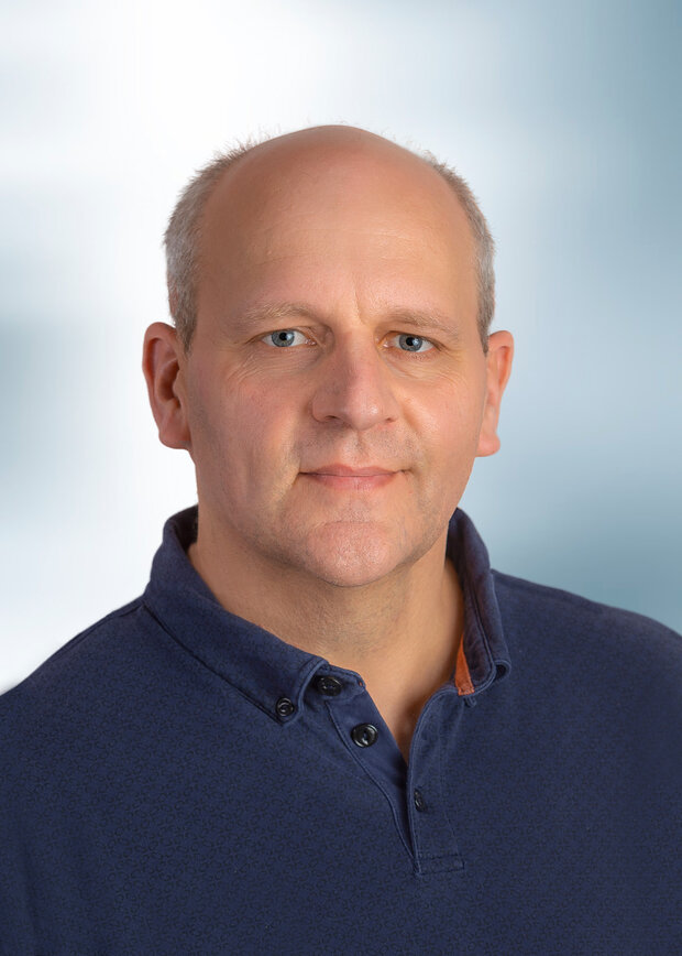 Christoph Klauke, Disposition / Logistik, hat graue Haare und trägt ein blaues Polo-Shirt.