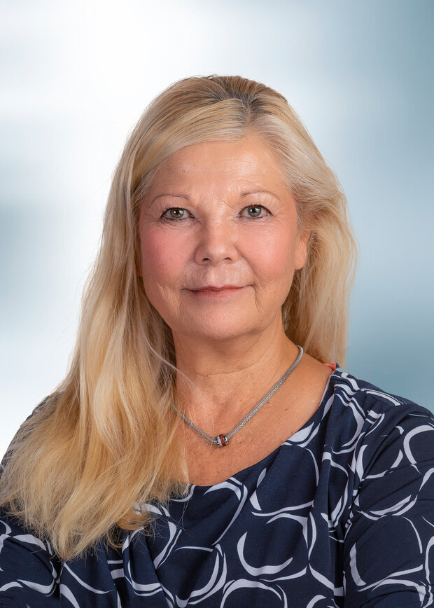 Sike Tilenus, Vertrieb Außendienst, hat lange blonde Haare und trägt eine dunkelblaue Bluse mit Mustern.