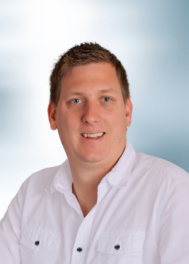 Kevin Sievers, Disposition / Logistik, hat dunkelblonde Haare und trägt ein weißes Hemd.