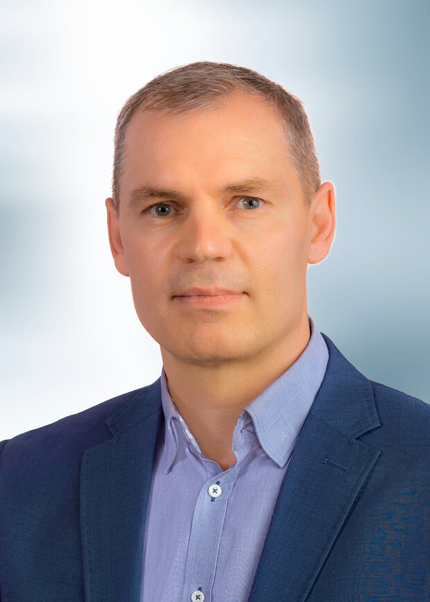 Artur Löwen, Produktion, hat graue Haare und trägt ein hellblaues Hemd mit einem blauem Anzug.