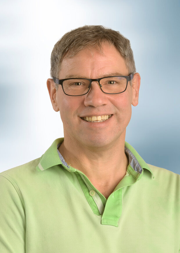 Tobias Kohlisch, Disposition / Logistik, hat dunkelblonde Haare, trägt eine Brille und ein hellgrünes Poloshirt.