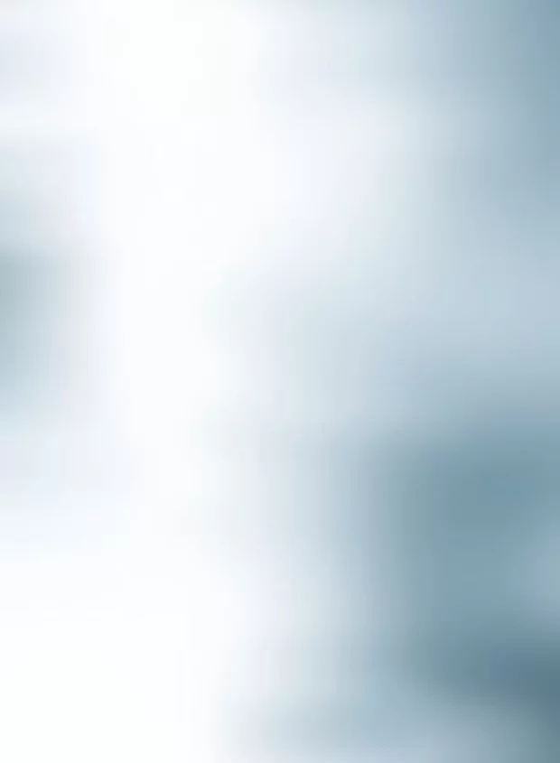 Linda Oppermann, Qualitätssicherung, hat braune schulterlange Haare, trägt eine Brille und ein schwarzer Shirt mit grauem Blazer.