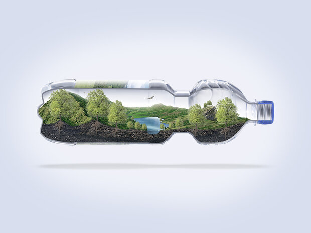 Querschnitt einer PET-Flasche in der eine Landschaft mit Bäumen, See und Hügeln ist.
